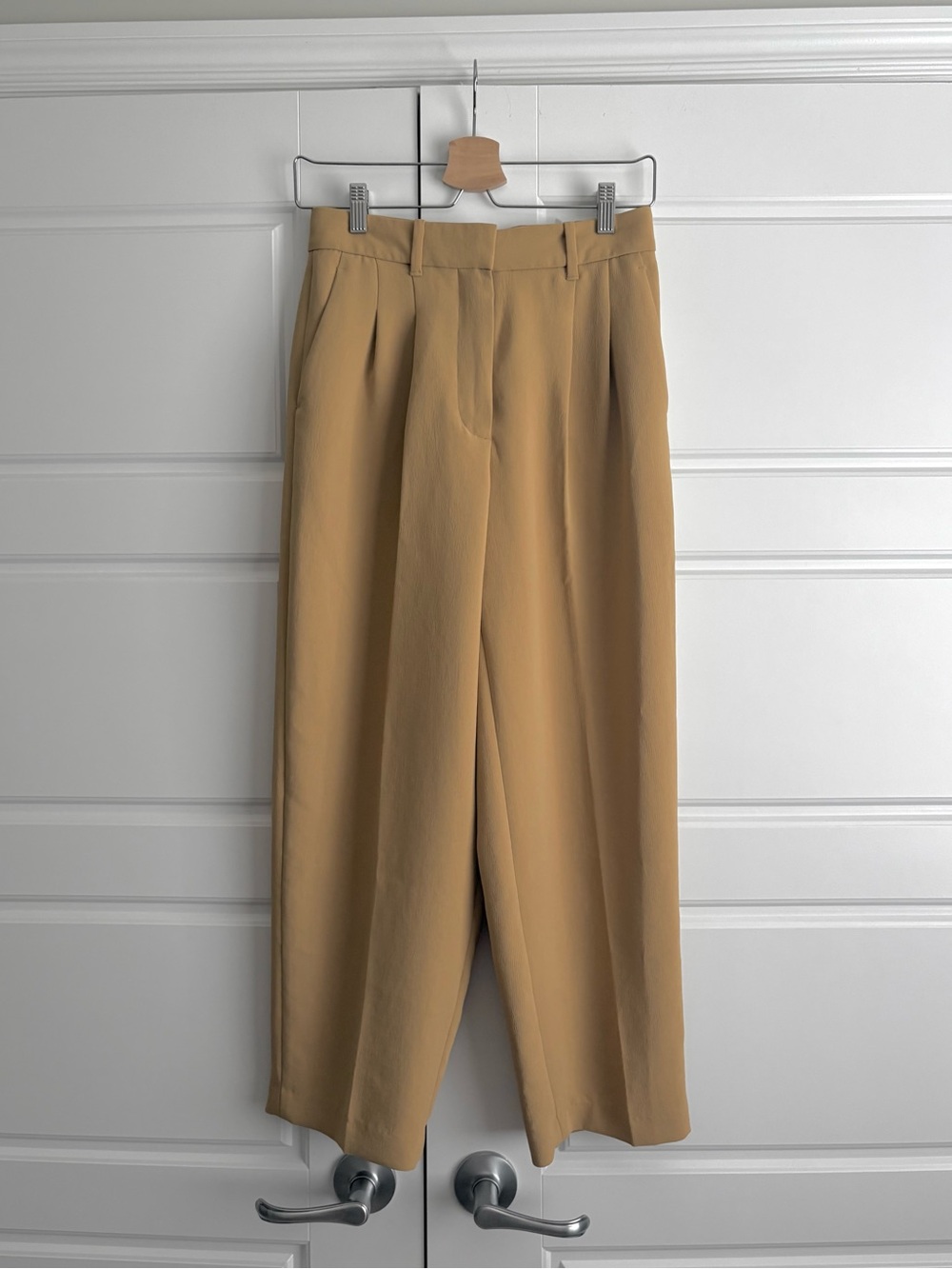 NWOT Aritzia Wilfred Carrot Pant